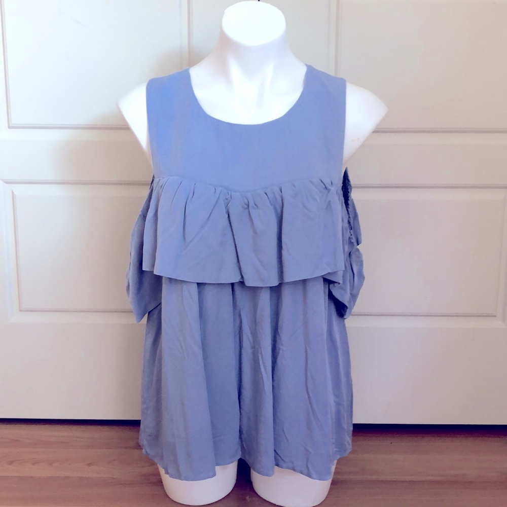 NWT-Francesca’s Cold Shoulder Top